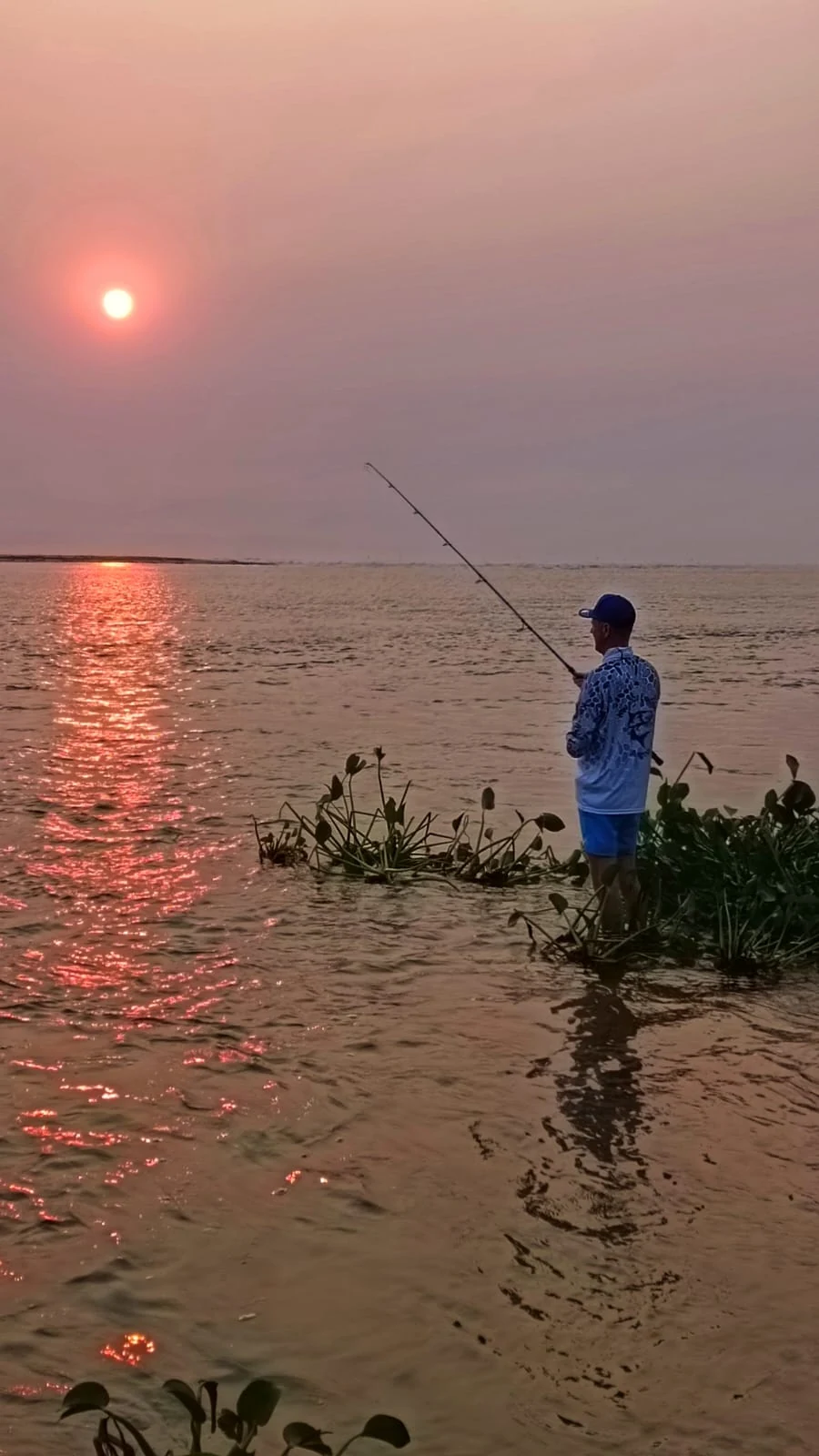 Uferangeln am Kwanza River im Sonnenuntergang