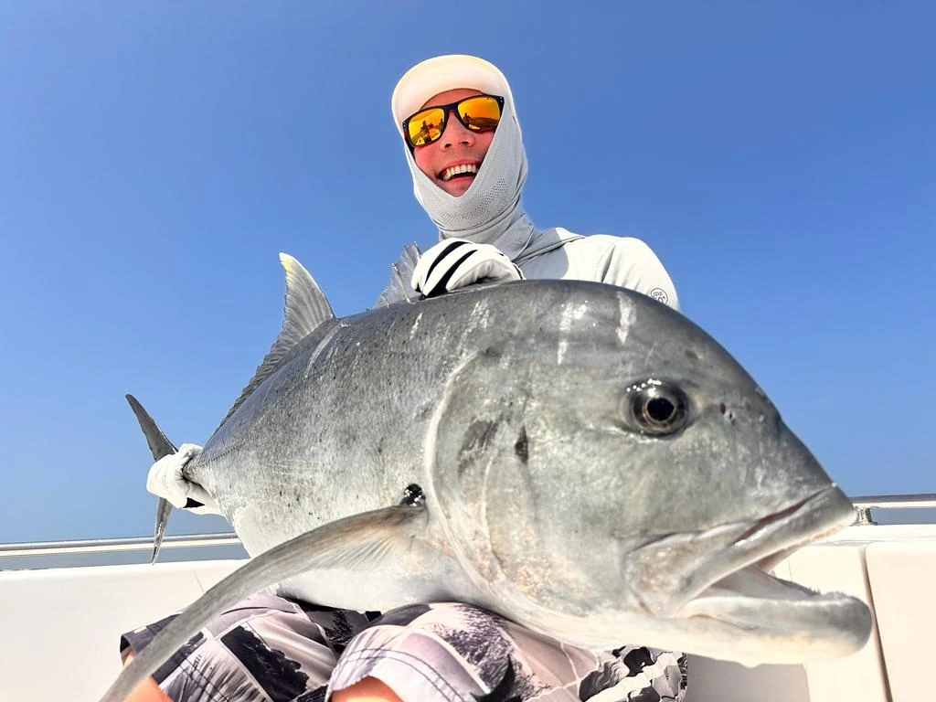 Da hat man allen Grund zur Freude - Glücklicher angler mit großem GT von den Malediben
