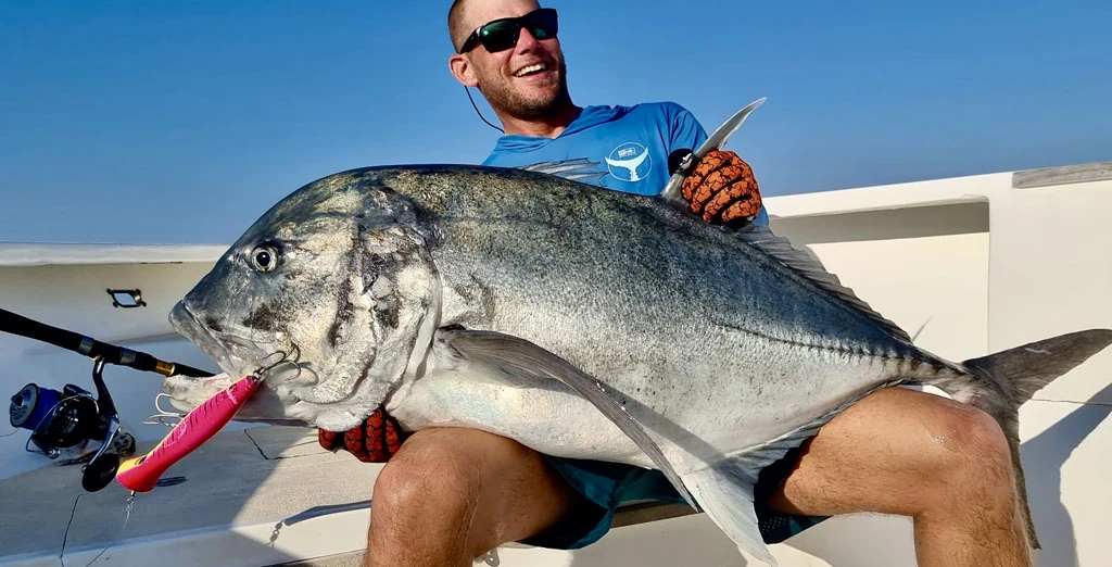 Gast Fabian mit dickem Giant Trevally.