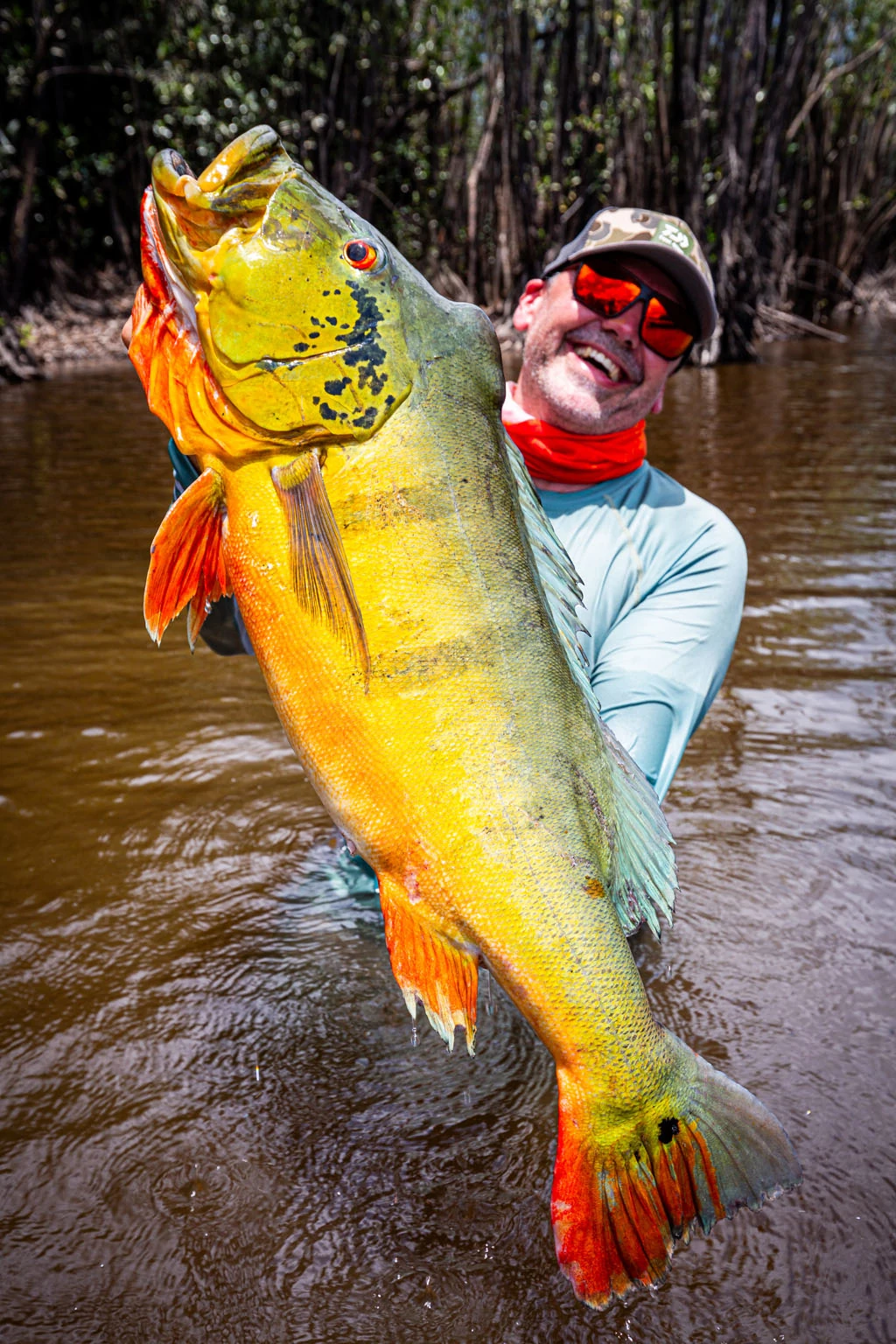 Heiko mit einem Jurubaxi-Monster Peacock Bass.