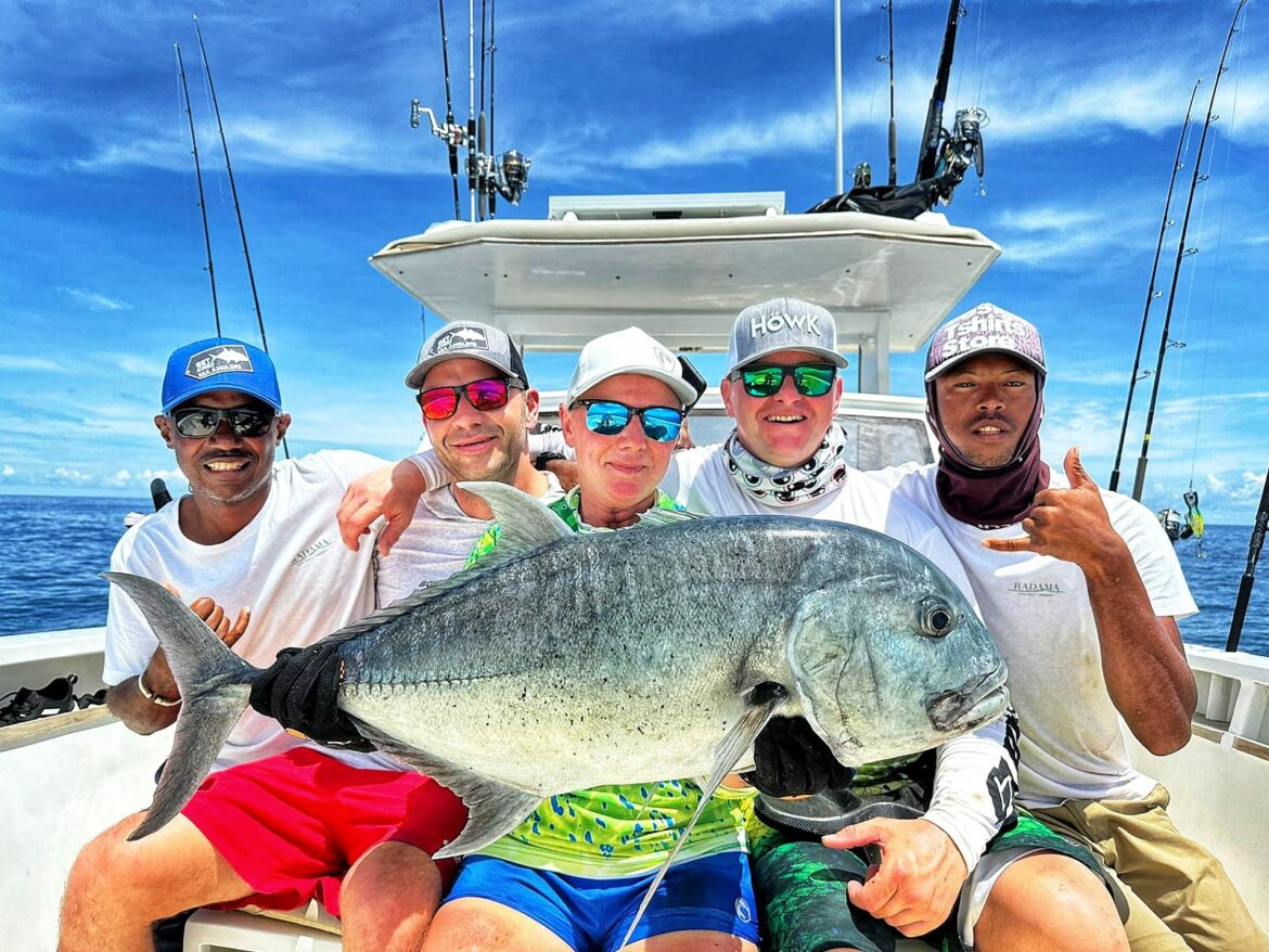 Giant Trevally Gruppenbild