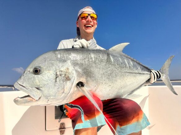 110 cm Giant Trevally und glücklicher Fänger